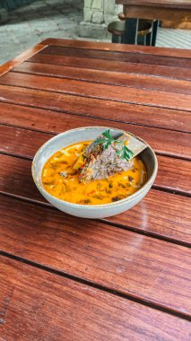 Tayland yemeği, masada baharatlı Tayland yemeği.