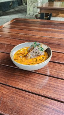 Tayland yemeği, kızarmış domuz eti ve sebzeli pirinç çorbası.