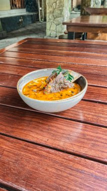 Tayland yemeği, baharatlı çorba ve pilav..