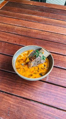 Köri soslu baharatlı deniz ürünleri salatası ve balık.