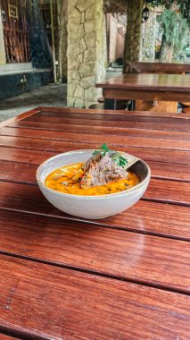 Sebzeli biftek ve ahşap masada baharat.