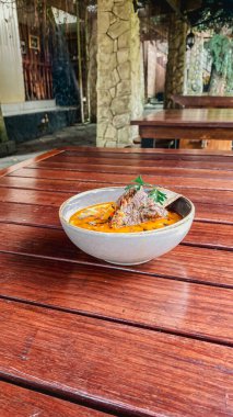 Tahta masada lezzetli bir yemeğin yüksek açılı görüntüsü.