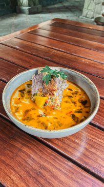 Tayland baharatlı tavuk ve körili pilav.