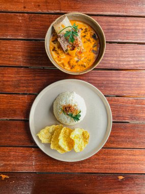 Tayland yemeği, pirinç ve körili tavuk ve pirinç ve ahşap masa üzerinde köri.