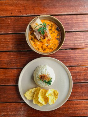 Kızarmış pilav, balık ve kızarmış yumurta, kızarmış domuz ve sebze.