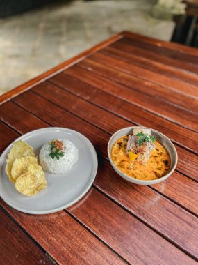 Tahta masada karides ve yumurtalı pilav.