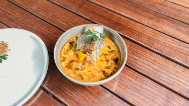 Pirinçli baharatlı Tayland körisi.