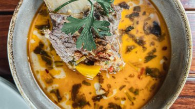 Baharatlı Tayland çorbası, biftek ve pilav.