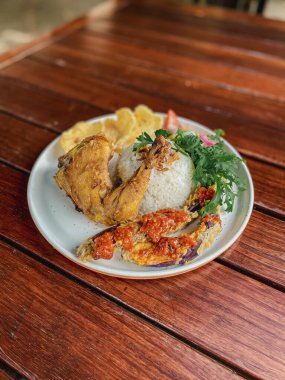 Kızarmış tavuk ve sebzeli pilav.