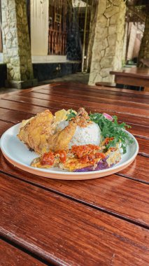 Sebze ve soslu ızgara tavuk.