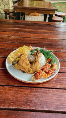 Sebze ve soslu ızgara tavuk.