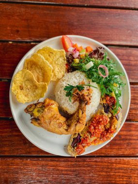 Tavuklu pilav masada.