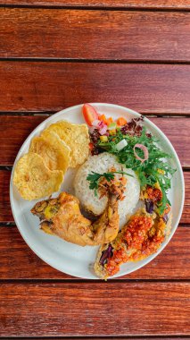 Tavuk, sebze ve soslu kızarmış pilav.