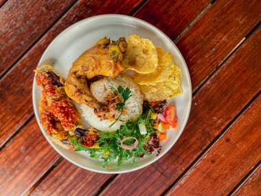 Tavuklu pilav ve kızarmış pilav.