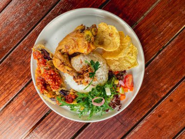 Tahta masada tavuk ve sebzeli kızarmış pilav..