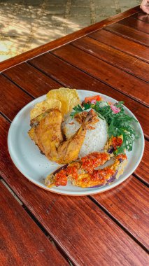 Tavuklu pilav ve sebze.