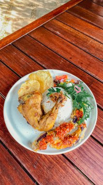 Pirinç ve sebzeli kızarmış tavuk.