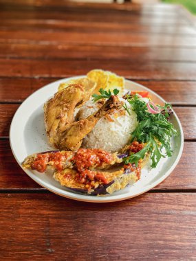 Kızarmış tavuk, pilav ve kızarmış yumurta..