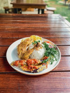 Tavuklu pilav ve kızarmış yumurta restorandaki masada.