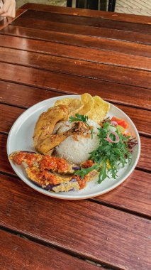 Kızarmış tavuğun mutfak fotoğrafı.