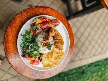 Tavuklu pilav ve sebze, sahanda yumurta ve salata.