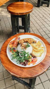 Sebze ve soslu kızarmış balık.