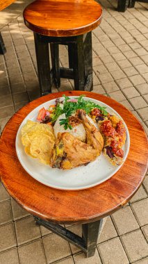 Tahta masada sebzeli ızgara tavuk.