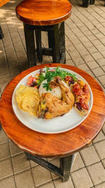 Patates ve sebzeli ızgara tavuk.