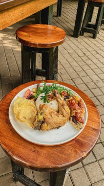 Sebze ve baharatlı kızarmış tavuk.