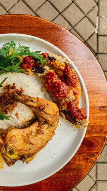 Pirinç ve sebzeli kızarmış tavuk.