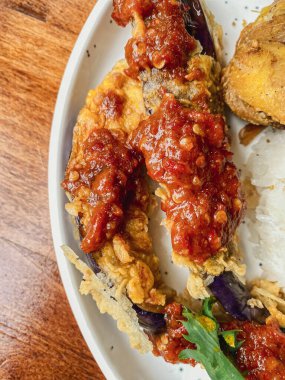 Pirinç ve sebzeli kızarmış tavuk.