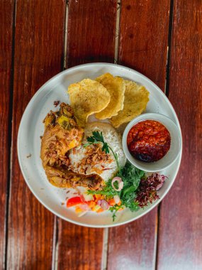 Pilavlı ızgara tavuk, kızarmış yumurta ve Tayland usulü salata.