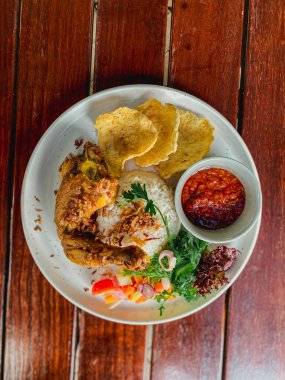 Kızarmış Balık baharatlı sos ile