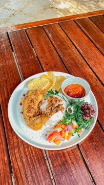 Endonezya yemeği, kızarmış tavuk, sebze ve baharatlı pilav.