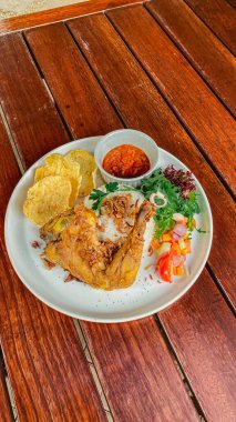 Kızarmış pirinç ve sebzeli tavuk.