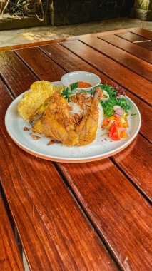 Pirinç ve sebzeli kızarmış tavuk.