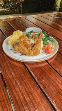 Sebze ve soslu kızarmış balık.