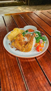 Pilav ve sebzeli ızgara tavuk.