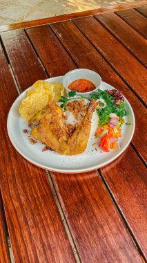 Sebzeli kızarmış balık.