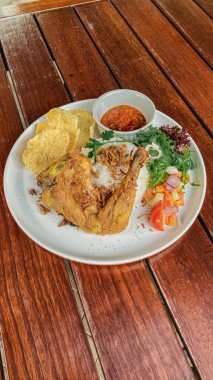 Pirinç ve sebzeli kızarmış tavuk.