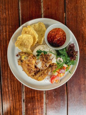 Kızarmış pilav, kızarmış yumurta, tavuk ve salata.