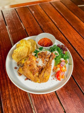 Ahşap masada baharatlı soslu ızgara tavuk.