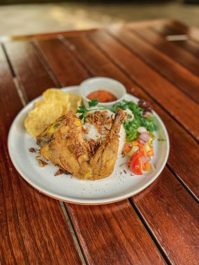 Sebzeli kızarmış tavuk ve salata.