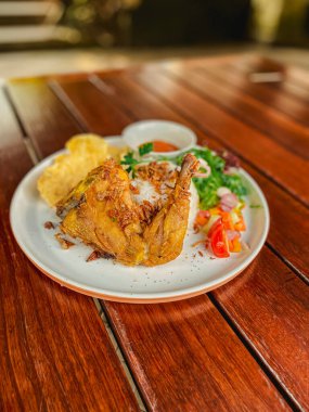 Ahşap masada ızgara domuz eti.