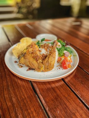 Kızarmış tavuk budu, kızarmış tavuk ve pilav.