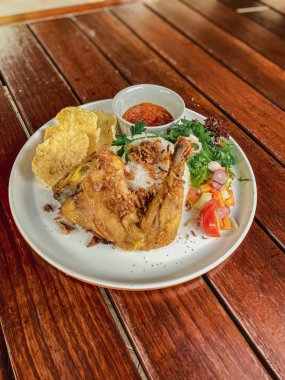 Baharatlı salata ve pilav ile kızarmış tavuk.