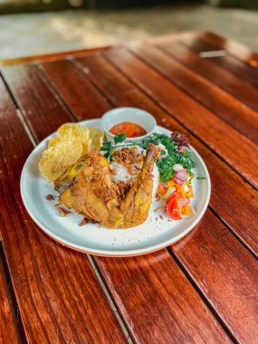 Sebze ve soslu kızarmış tavuk.