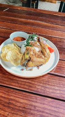 Sebze ve soslu ızgara tavuk.