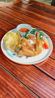 Pirinç ve sebzeli kızarmış tavuk.