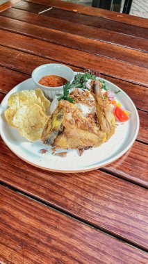 Bir tabak tavuğun mutfak fotoğrafı.